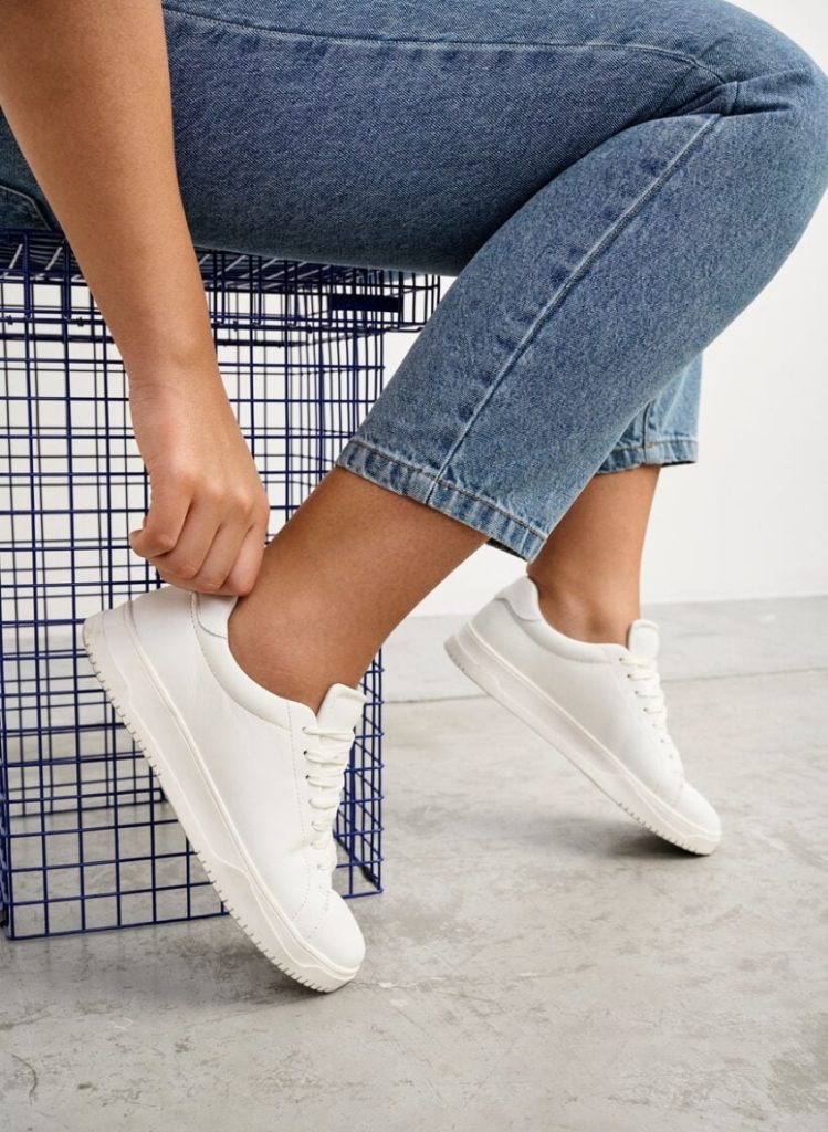 ladies jeans with white sneakers